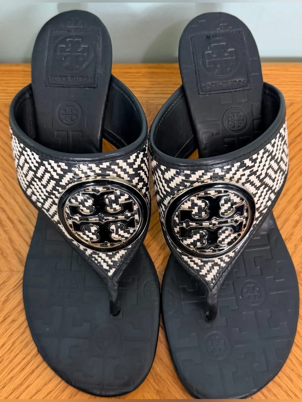 Tory Burch Fete Woven Raffia Logo Detail Thong Sandal Kitten Heel Black White